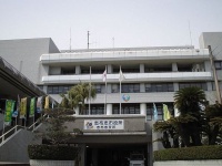 志布志市志布志町志布志の志布志市役所志布志支所（Sanjoさん撮影、Wikimedia Commonsより