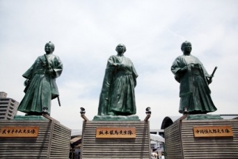 JR高知駅前の広場にある3志士像