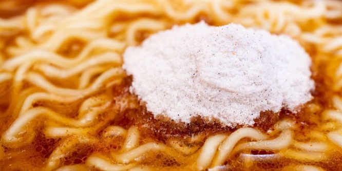 「後入れ粉末スープ」の白い粉末