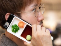 薬味は常にそばに置きたいあなたに朗報。薬味スマホケースが販売中（食べられませんけど）