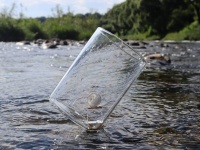 「どうやって成立させた？」「空間魔法かな？」　流れる川の水面に立つ「バランスオブジェ」が神業すぎる