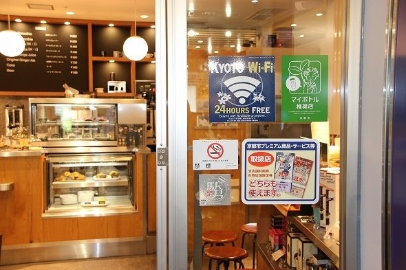 入店せずとも、全面禁煙だと分かる