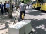 迷惑すぎるだろ…　自転車で冷蔵庫を引きずる男。
