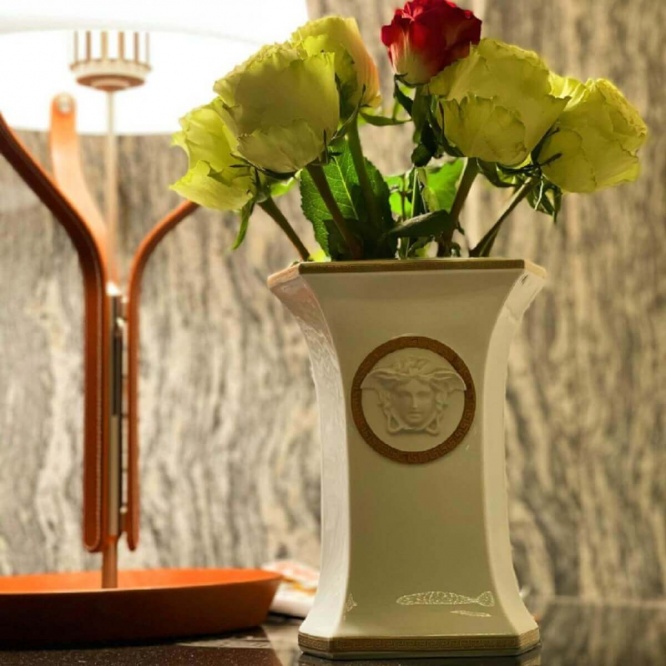 浜崎あゆみ 花を生ける写真に疑問が続出 小さな子どもがいるのに危ない 1ページ目 デイリーニュースオンライン