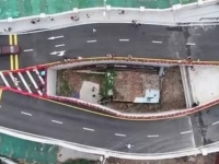 高架道路の真ん中に家！立ち退きを拒否した民家の周囲に道路を建設（中国）