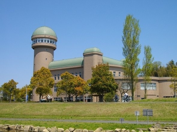手賀沼親水広場の水の館(あばさーさん撮影、Wikimedia Commons