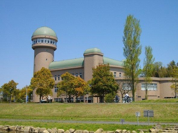 手賀沼親水広場の水の館(あばさーさん撮影、Wikimedia Commons