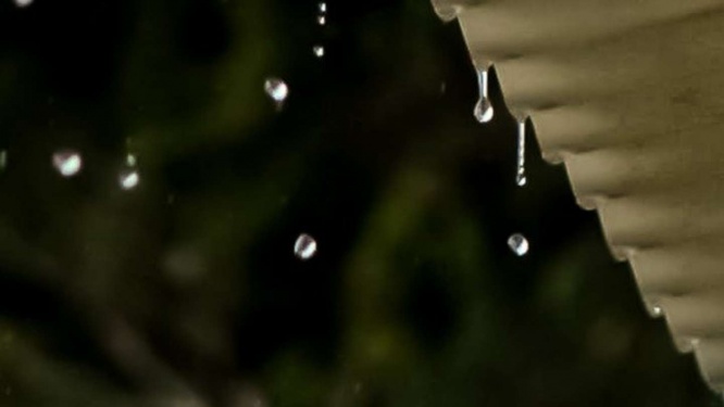 雨は降り続き...（画像はphotoAC）