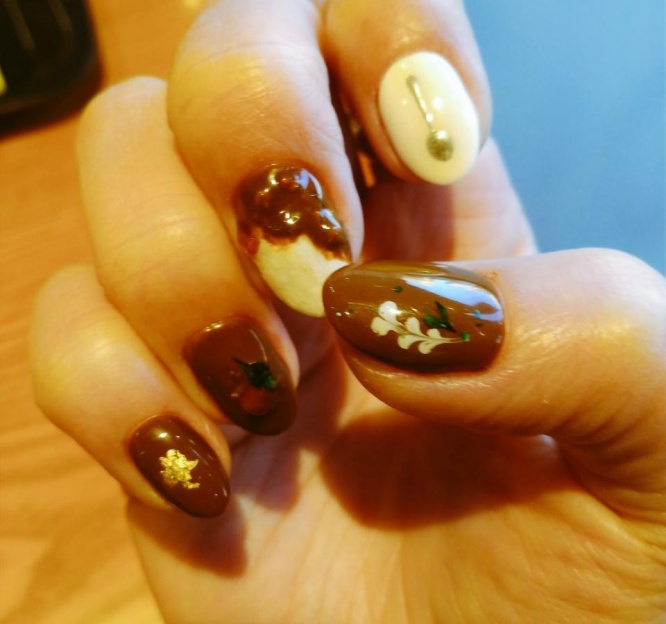 ２月の「バレンタインチョコレートと見せかけてカレー」ネイル（写真は@BMb_kngwさん提供）