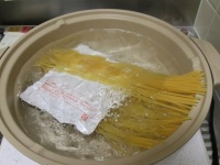 パスタとパウチを一緒に茹でてみた（画像は2019年11月1日、編集部撮影。以下同）
