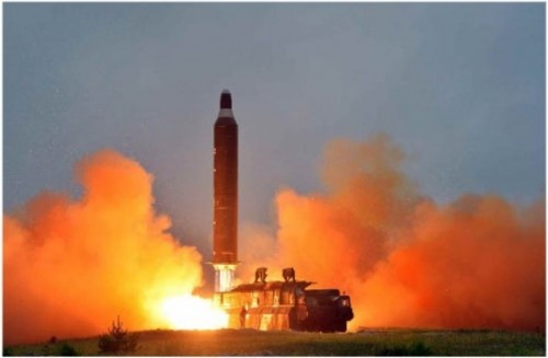移動式発射台から打ち上げられた「火星10」弾道ミサイル（2016年6月23日付労働新聞）