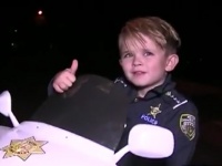 【ほっこり】警察官になりきって街をパトロールする5歳の男の子が可愛すぎる！