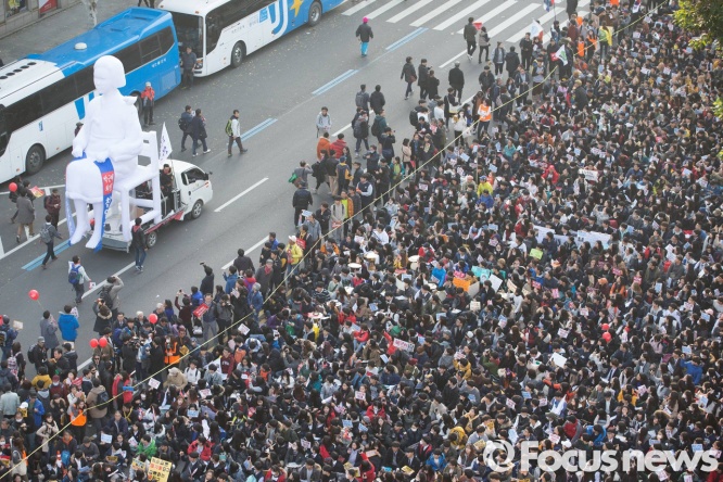 朴槿恵大統領の退任デモに慰安婦像