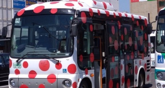 長野には「病気のバス」と呼ばれちゃってる車両があった　デザインに込められたのは「世界平和」への願い