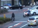 違反したスクーターを追跡する白バイ⇒ドンマイな出来事が起きる！