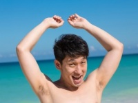 【女性の本音】「ファッションセンス」VS「ギャグセンス」、男性に求めるのは……？