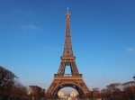 パリの『エッフェル塔』に男がよじ登り閉鎖騒ぎに！観光客らは避難