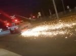 ド派手な逃走劇。　タイヤがないトレーラーを引っ張る車が火花を散らして爆走！