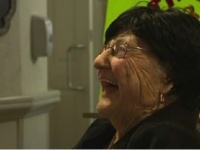 長生きの秘訣を聞かれた105歳のおばあちゃん、ジョークを交えたうまい返答が話題に