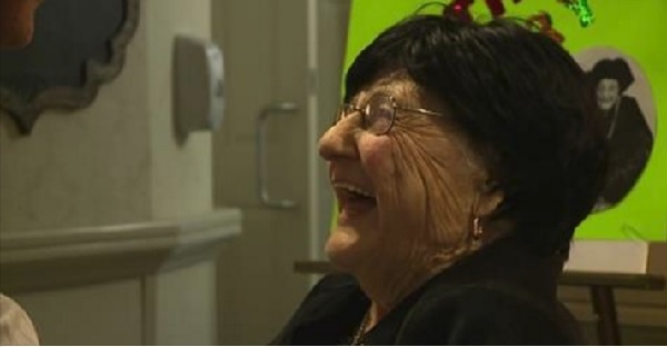 長生きの秘訣を聞かれた105歳のおばあちゃん、ジョークを交えたうまい返答が話題に