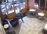 ドーナツ屋を強盗しようとした男性が相手にされなかった結果⇒