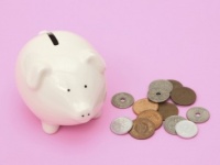あなたはみんなより貯められてる？　女子の毎月の貯金額とは