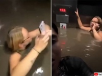 エレベーターに鉄砲水が流れ込み、乗客の首の高さまで浸水。もはや水没寸前の危機一髪