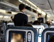 「骨壺を抱いて飛行機に乗った私。座席の下に入れるよう言ってきたCAに、置きたくないと伝えると...」