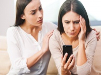 口が軽い女性が味方！内気女子が付き合うべき「4種の独女」
