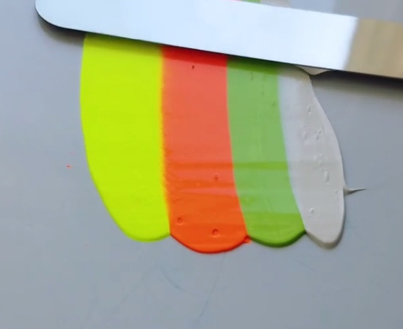 何も考えずにボーっと見てるだけでなぜか癒される・・・　絵の具を混ぜ合わせるだけのインスタ動画が大人気