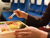 「新幹線の隣の乗客がとんでもない『クチャラー』だった。駅弁をじっくり味わい、その後も...」（岐阜県・30代男性）