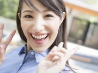 どっちが本当のオンナの武器!?　男性がかわいいと思うのは「寂しそうな顔」or「ほほ笑んだ顔」？