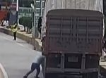 猛暑で？　中国で停車中のトラックのタイヤが破裂！