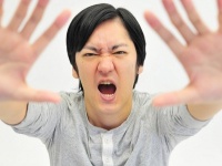 うわっ、汚ねーっ!!　お泊りデートで彼女の背中にニキビがあったら気になる？