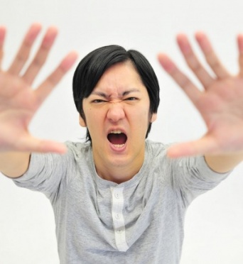 うわっ、汚ねーっ!!　お泊りデートで彼女の背中にニキビがあったら気になる？
