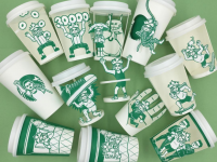 スターバックスの紙コップの人魚マークが、ジブリとコラボしたり、フレディ・マーキュリーに大変身！