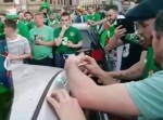 もはや災害！　アイルランドのフーリガンが車囲んで大暴れ！