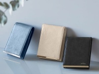 スマホと財布をスマートに持ち歩く。大人女子向け「スマートウォレット」に上品カラー新登場