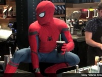 スタバで待っていたら天井からスパイダーマンが・・・【ドッキリ映像】