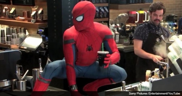 スタバで待っていたら天井からスパイダーマンが・・・【ドッキリ映像】