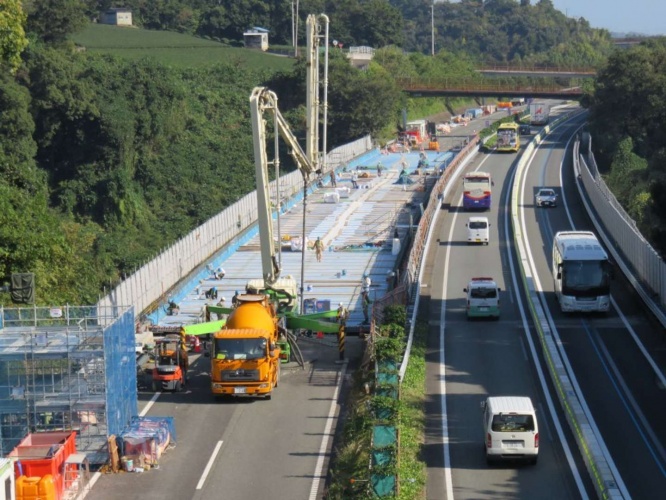 工事規制・対面通行規制中の道路（画像はNEXCO中日本東京支社提供）