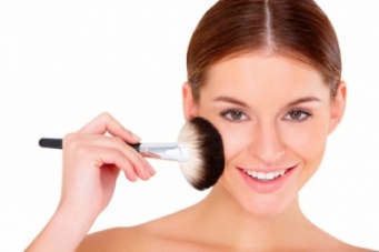 チークは入れ方次第で美人度UP！　顔型別・小顔に見せるテクニック