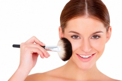 チークは入れ方次第で美人度UP！　顔型別・小顔に見せるテクニック