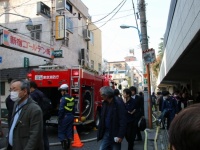 ゴールデン街入口。この写真の撮影時点では火災もひと段落していたが、なおも一帯の騒然とした状況は続いていた