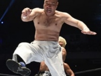 SANADAにヒップアタックを決める越中詩郎