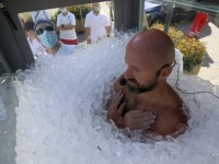 おい皮膚どうなってんだよ！氷の中に体を埋めて2.5時間。自己記録を破り、世界記録を更新した男性（オーストリア）