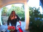 監視カメラがとらえた！　ハロウィン用のアメを大人の女性が…