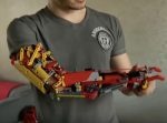 ついにここまで！　スペインの大学生がレゴブロックで義手を作ってしまう。