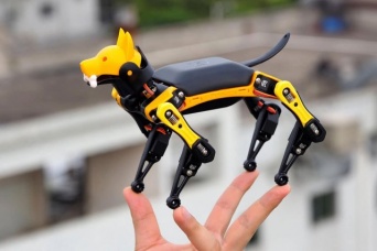 あの犬型ロボット「Spot」が手のひらサイズに！動きもそっくりに再現した四足歩行ロボットが販売決定
