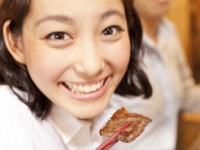 食いすぎだろっ！　「焼肉デート」で嫌われる女子の行動4つ